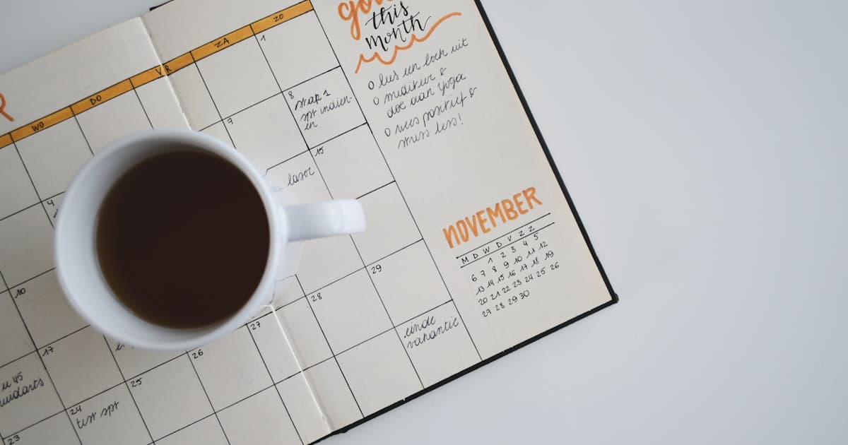 Calendrier de bureau avec marqueurs de dates importantes