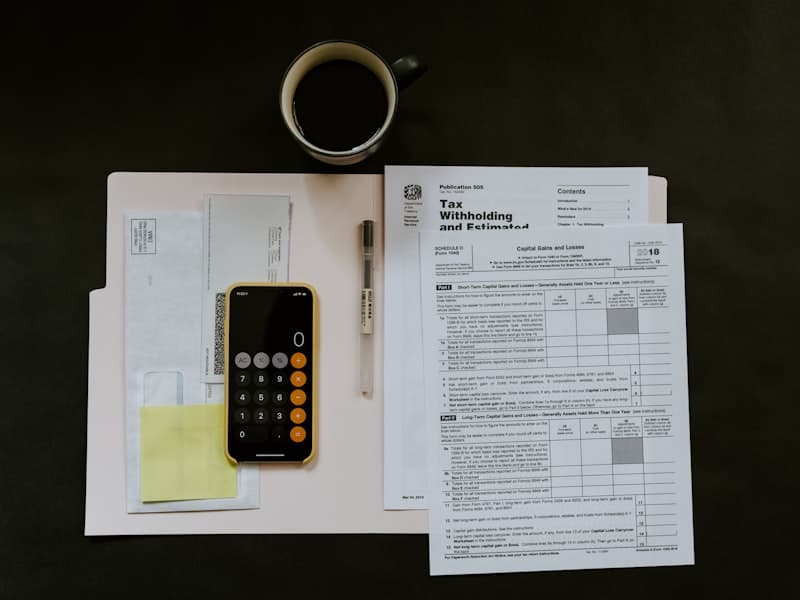 Organisation des documents fiscaux sur un bureau
